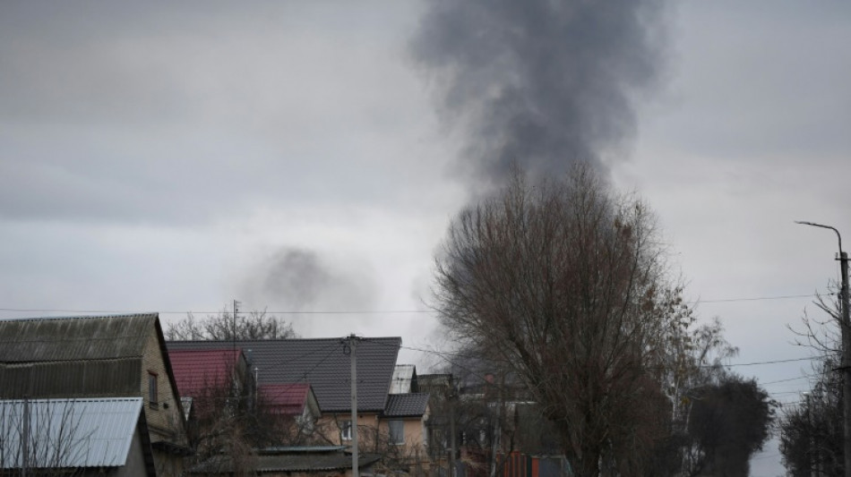 Aux portes de Kiev, les forces russes tombent du ciel et prennent un aéroport militaire