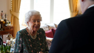 Elizabeth II confie avoir du mal à "bouger"
