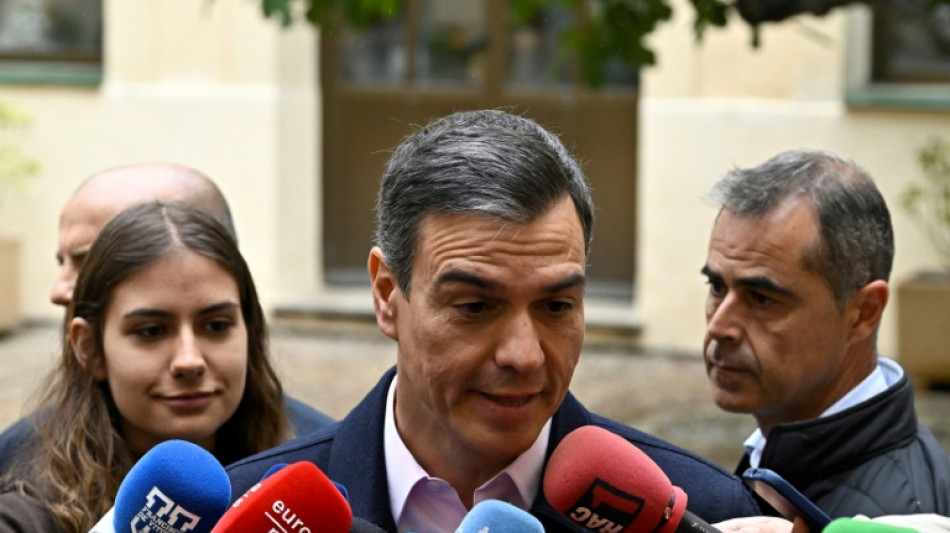S&aacute;nchez sofre rev&eacute;s com avan&ccedil;o da direita em elei&ccedil;&otilde;es na Espanha