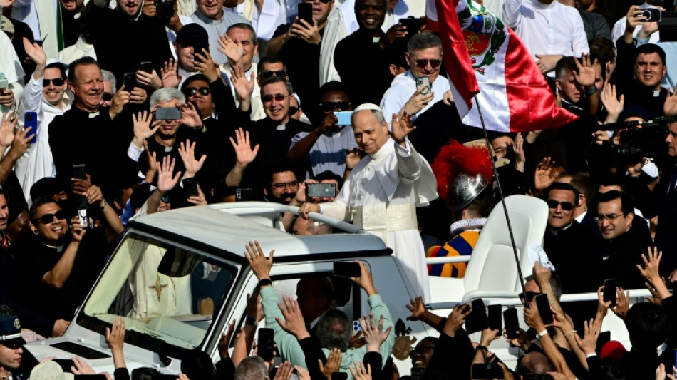 Papst Leo XIV. vor Amtseinf&uuml;hrung erstmals im Papmobil auf dem Petersplatz