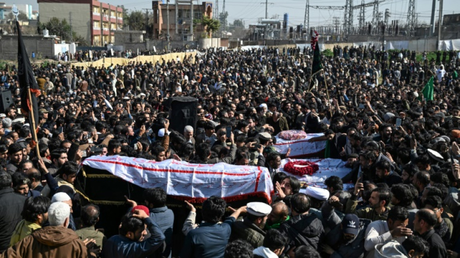 Pakist&aacute;n llora a las v&iacute;ctimas del ataque suicida contra una mezquita chiita