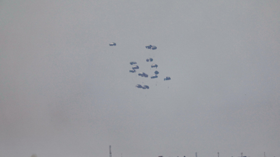 Idf, oggi lanciati 145 pallet di aiuti su Gaza