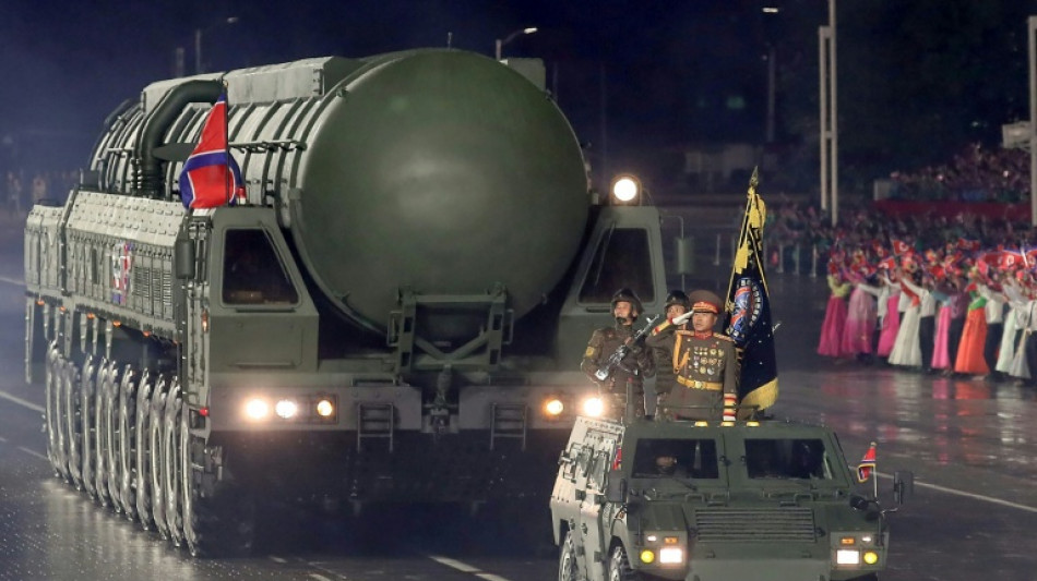 D&eacute;fil&eacute; militaire &agrave; Pyongyang pour le 80e anniversaire du parti unique