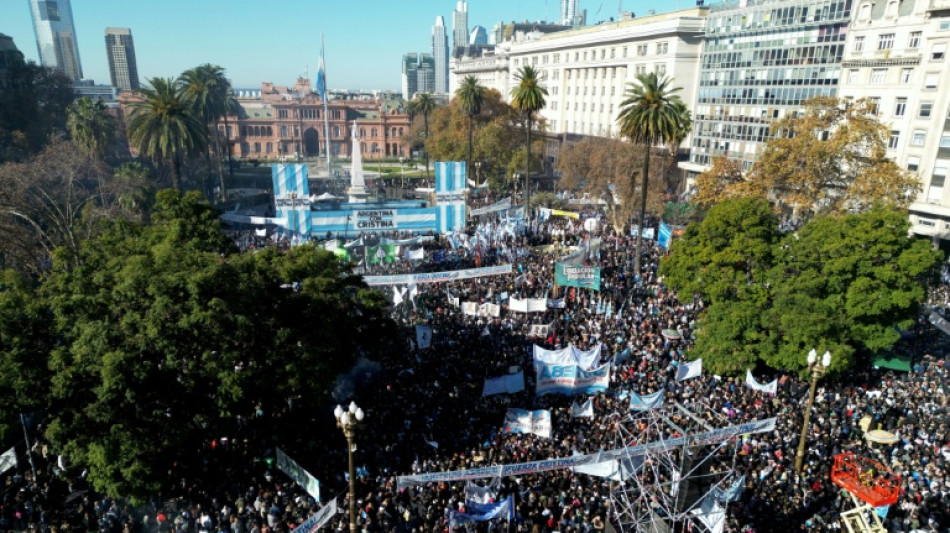 'Vamos voltar', promete Cristina Kirchner na Argentina