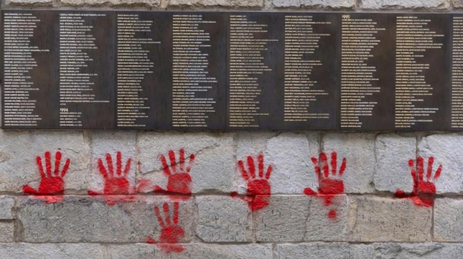 Tr&ecirc;s b&uacute;lgaros presos por pintar m&atilde;os vermelhas no museu Shoah em Paris