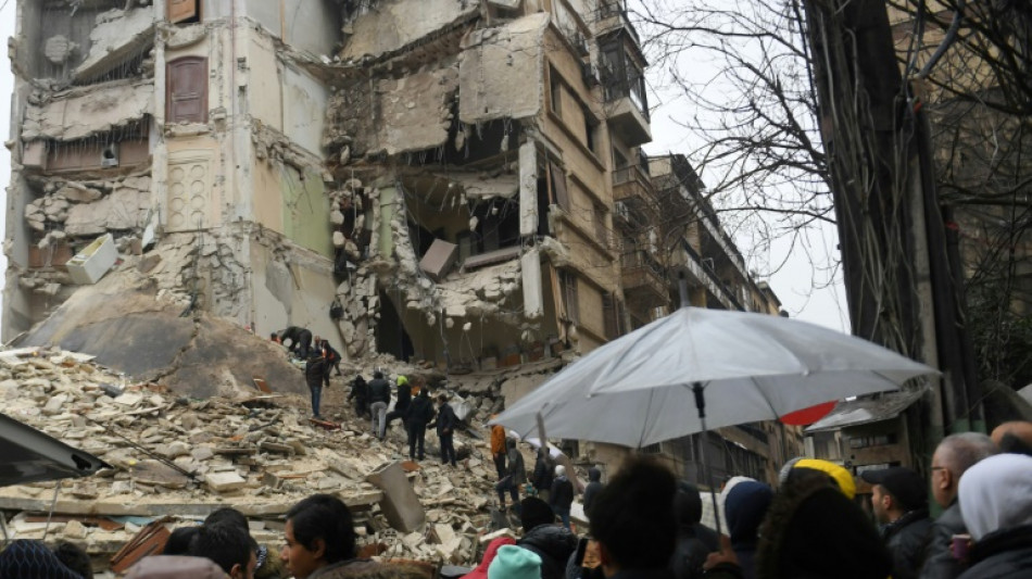 Cientos de muertos tras un sismo de magnitud 7,8 en Turqu&iacute;a y Siria