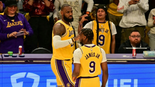 LeBron e Bronny James se tornam 1&ordf; dupla de pai e filho a jogar no mesmo time na NBA