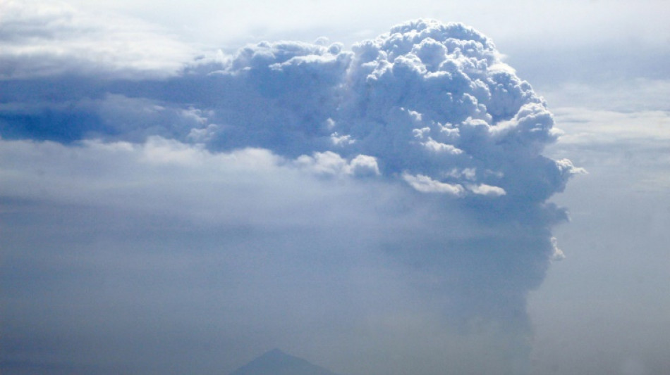 Indonésie: l'Anak Krakatoa en éruption, nuage de cendres de 3 km de haut