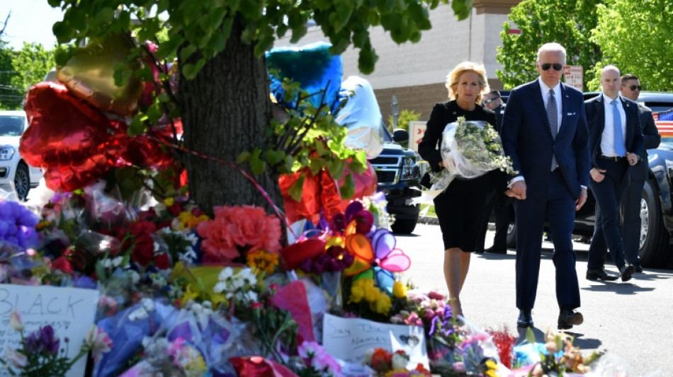 Flores blancas y señal de la cruz: los Biden visitan el lugar de la matanza racista de Buffalo