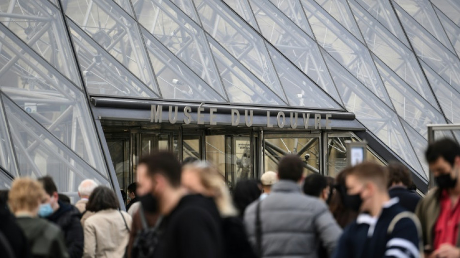 Louvre fecha por 'raz&otilde;es de seguran&ccedil;a' ante temor de atentado