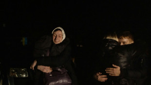 Niños ucranianos repatriados desde Rusia son recibidos con largos abrazos