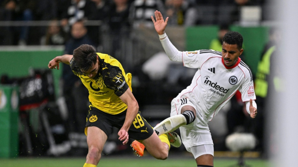 Im Elfmeterschie&szlig;en: BVB setzt sich in Frankfurt durch