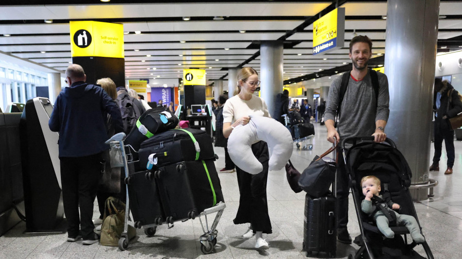 Media, 145 voli in ritardo e 4 cancellati da Heathrow