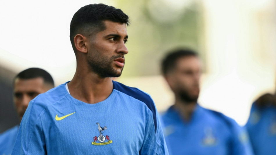 Cristian Romero substitui Son como capitão do Tottenham