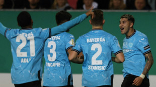 Drei sp&auml;te Tore retten Bayers Serie
