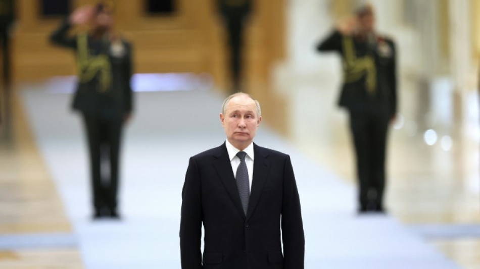 Putin, recebido com honras nos Emirados antes de viajar para a Ar&aacute;bia Saudita
