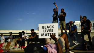 J&uacute;ri dos EUA declara culpado policial branco pela morte de jovem negro