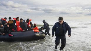Entre lágrimas e raiva, migrantes tentam chegar ao Reino Unido a partir de praia francesa