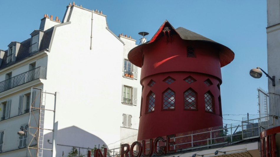 P&aacute;s do emblem&aacute;tico cabar&eacute; parisiense Moulin Rouge caem