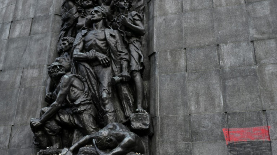 Monumento aos her&oacute;is do levante do Gueto de Vars&oacute;via &eacute; vandalizado na Pol&ocirc;nia