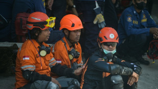 Sin se&ntilde;ales de vida de 59 personas bajo los escombros de la escuela derrumbada en Indonesia