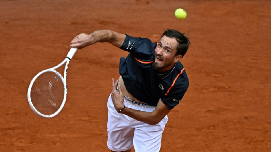 Medvedev e Tsitsipas avan&ccedil;am no Masters 1000 de Madri