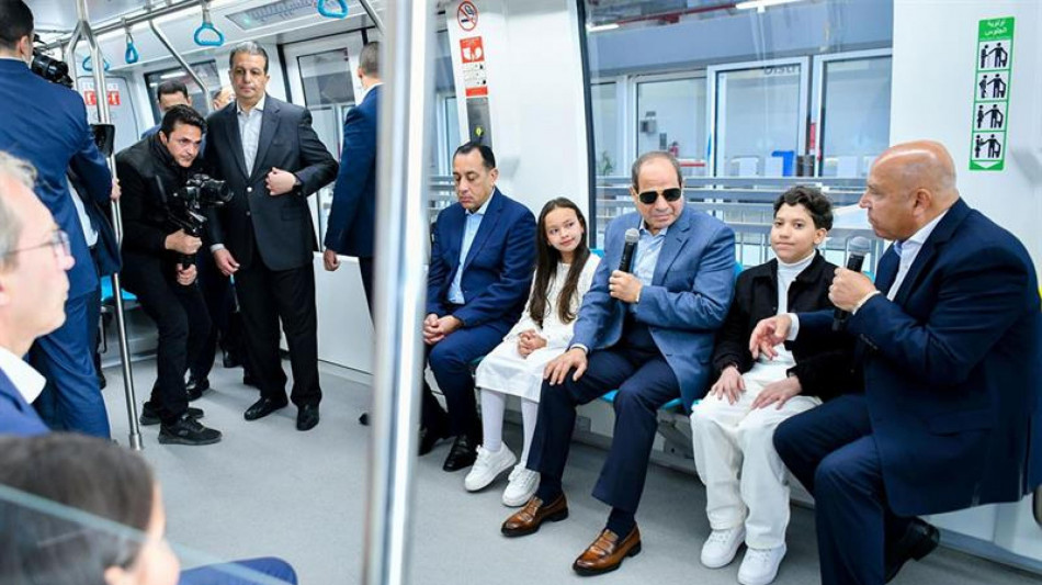 Sisi inaugura la prima monorotaia, rivoluzioner&agrave; i trasporti del Cairo