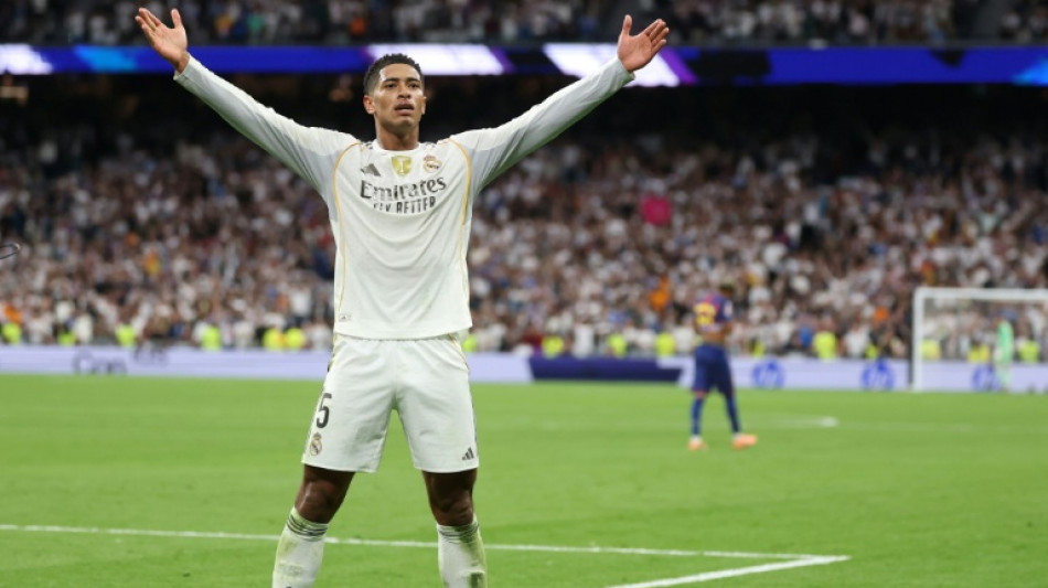 Real Madrid vence Barcelona em cl&aacute;ssico e dispara na lideran&ccedil;a