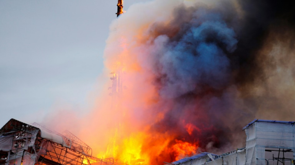 Grande inc&ecirc;ndio atinge o edif&iacute;cio da Bolsa de Copenhague