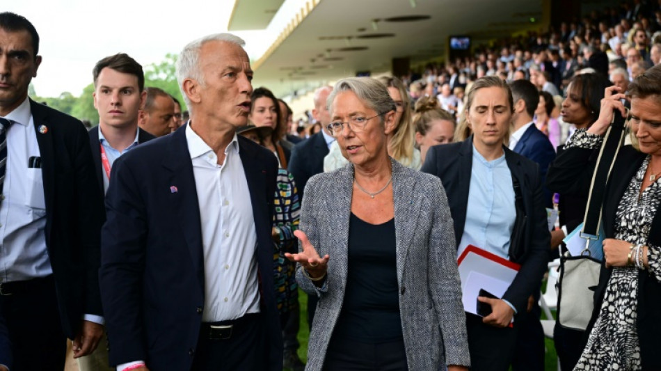 "Il n'y aura pas de hausses d'imp&ocirc;ts", notamment pour les entreprises, assure Borne devant le Medef