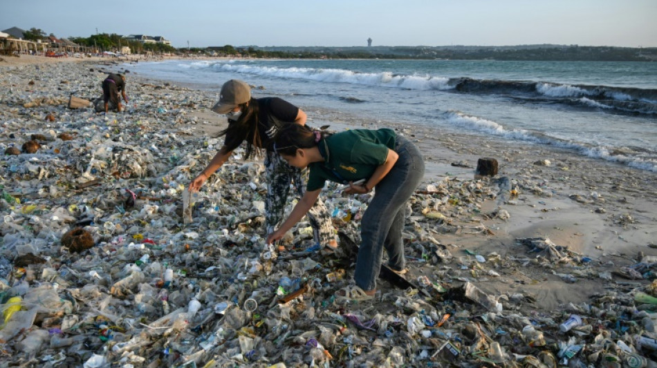Una marea de basura cubre una tur&iacute;stica playa de Bali