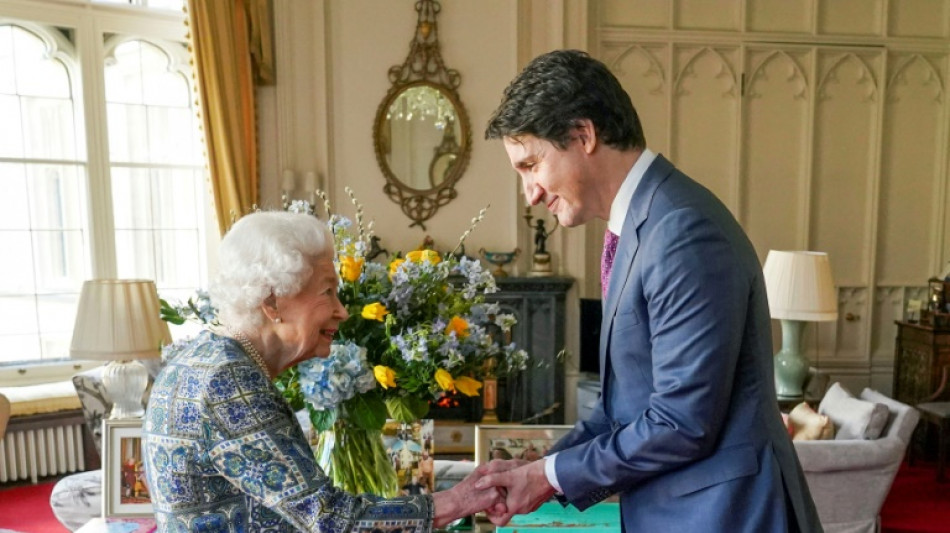 Isabel II recibe a Trudeau y muestra un ramo de flores con los colores de Ucrania