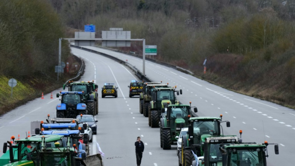 Les agriculteurs, suspendus aux annonces d'Attal, commencent &agrave; bloquer Paris