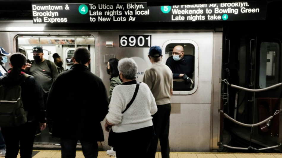 Pol&iacute;cia prende suspeito de atear fogo em mulher no metr&ocirc; de Nova York