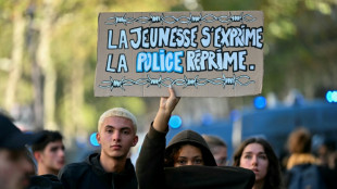 "Sin futuro", miles de estudiantes protestan de nuevo en Francia bajo fuerte vigilancia policial