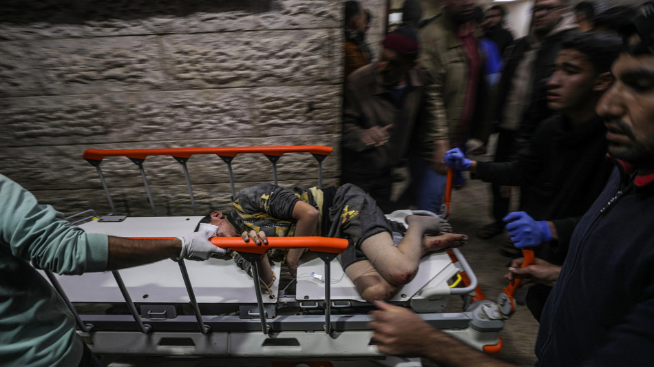 Almeno 24 morti nei raid israeliani dall'alba su Gaza