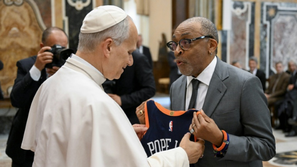 Audienz für Filmstars: US-Regisseur Spike Lee schenkt Papst Leo XIV. ein Trikot