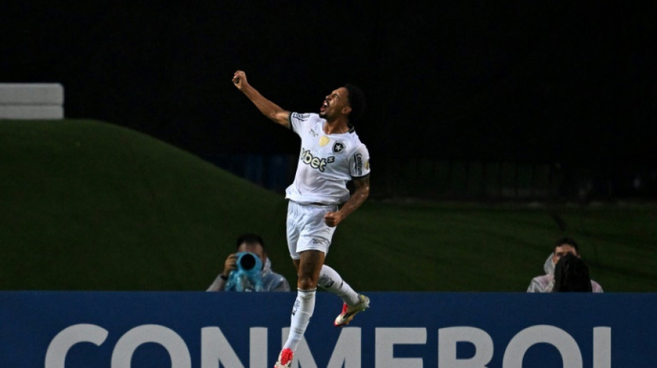 Botafogo vence Carabobo no fim (2-1) e segue vivo na Libertadores