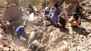 Dorfbewohner und Freiwillige suchen in Afghanistan nach Erdbeben-Opfern