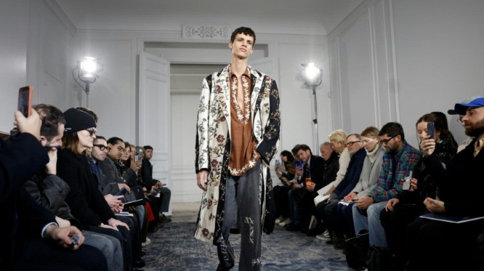 La b&uacute;squeda de novedades lleva el bordado a la moda masculina