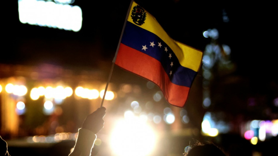 Oposi&ccedil;&atilde;o venezuelana comemora sa&iacute;da de refugiados da embaixada argentina