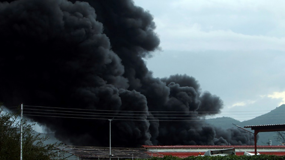El impacto de un rayo provoca un incendio en una refinería en Venezuela