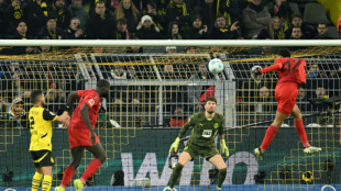 Bayern arranca empate com Dortmund e segue invicto, mas perde Kane por les&atilde;o
