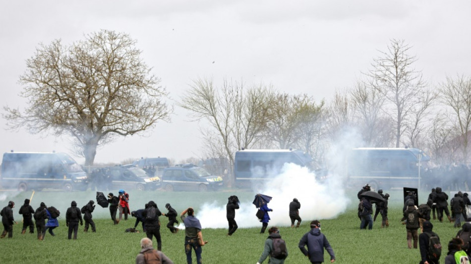 Bassines: premiers affrontements entre manifestants et forces de l'ordre &agrave; Sainte-Soline