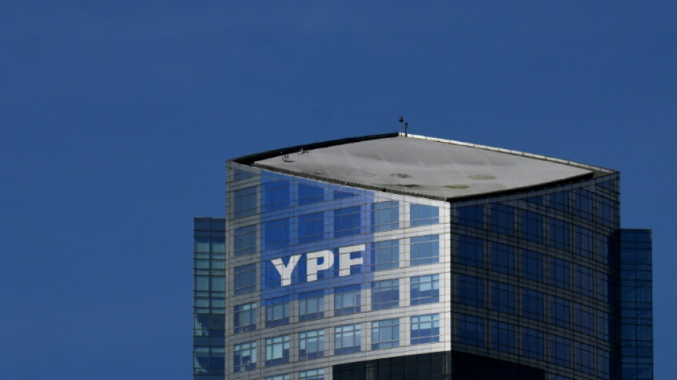 Argentina no debe entregar acciones de YPF mientras se resuelven apelaciones en EEUU