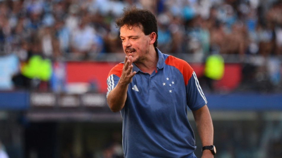 Cruzeiro anuncia demiss&atilde;o do t&eacute;cnico Fernando Diniz