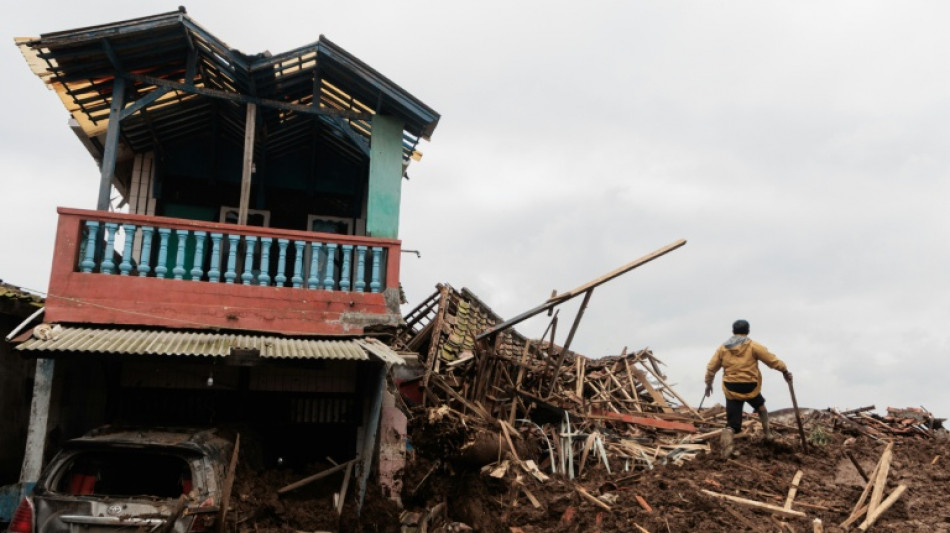 Le bilan d'un glissement de terrain en Indon&eacute;sie monte &agrave; 44 morts
