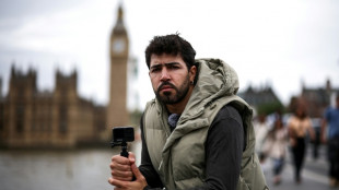 'Pickypockets!' vigilante pairs with social media on London streets