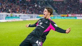 Pleite mit zehn Mann: HSV muss weiter warten