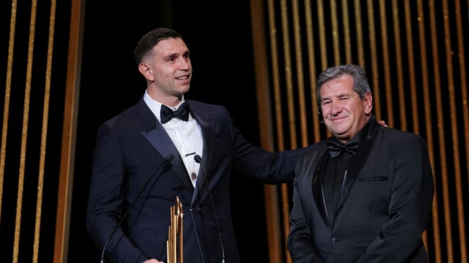Argentino 'Dibu' Mart&iacute;nez leva o Trof&eacute;u Yashin de melhor goleiro do ano